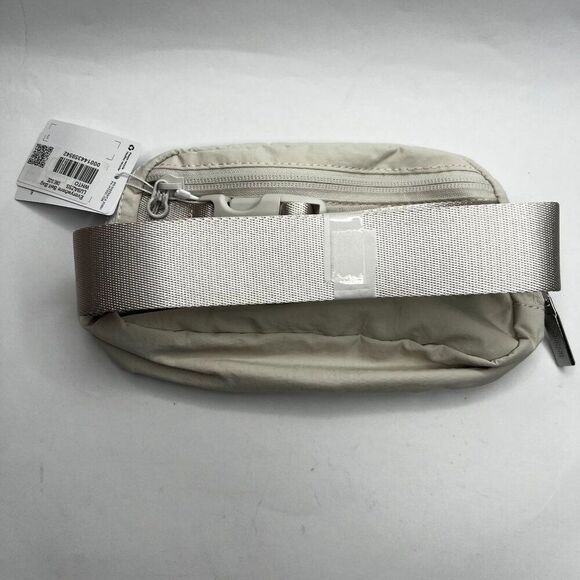Lululemon Everywhere Belt Bag – White Opal Crossbody Waist Pack NWT - Picture 3 of 4